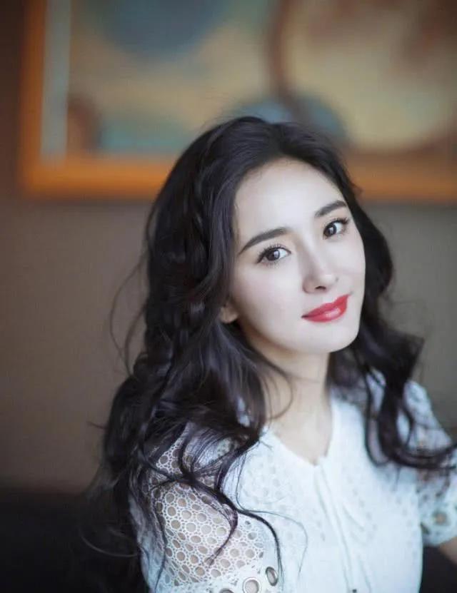 最近有网友在泰国机场碰到杨幂了，拍出来的照片直接在网上传开了，大家都在说她素颜状