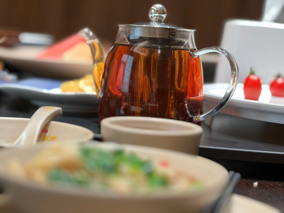 中午管住酒挺好的，饭后头脑清爽，下午做事、出行都踏实，喝点茶水、热汤佐餐刚刚好。