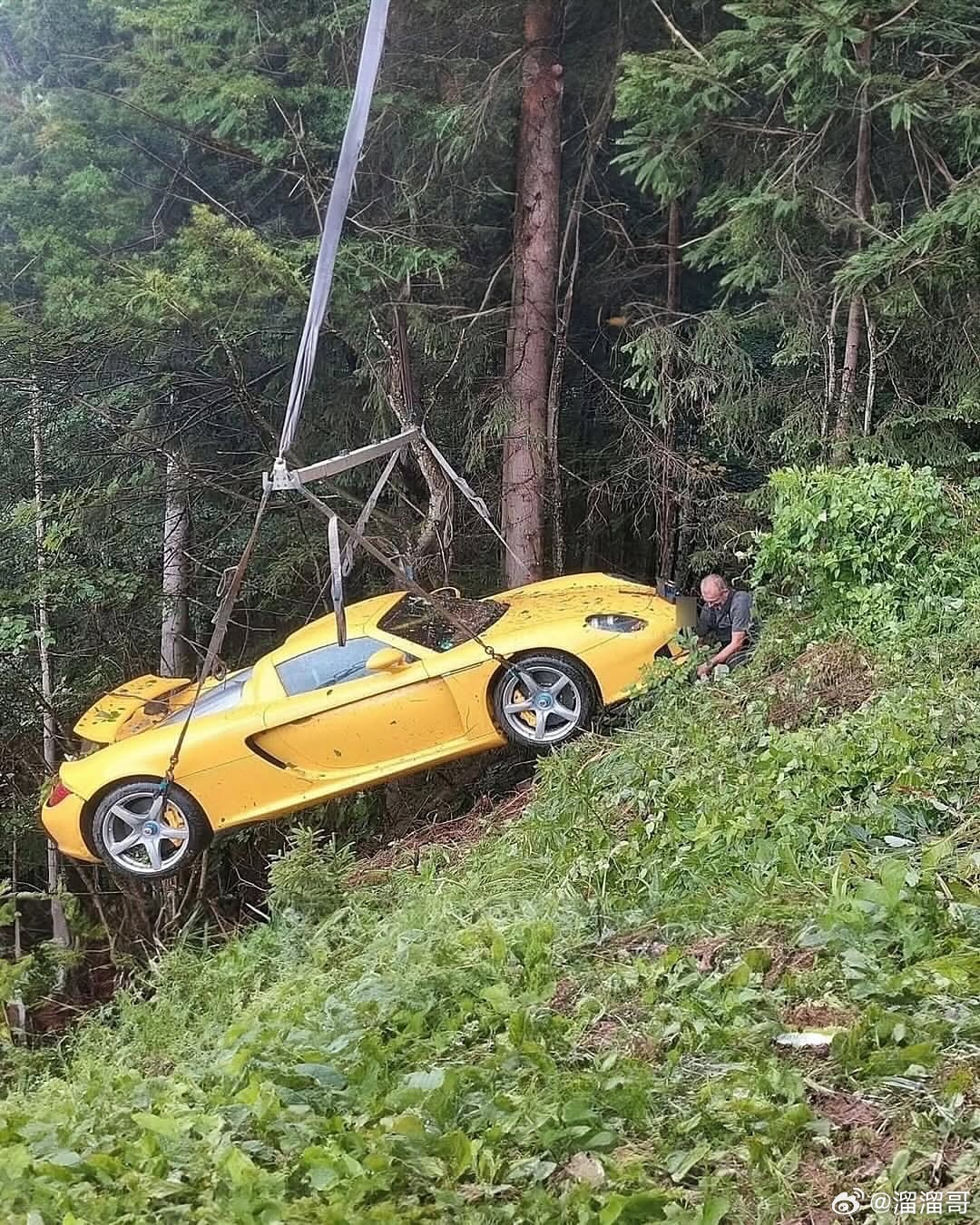 又一辆出事的卡雷拉gt，不得不想到13年的那辆红色卡雷拉gt[祈祷] ​​​
