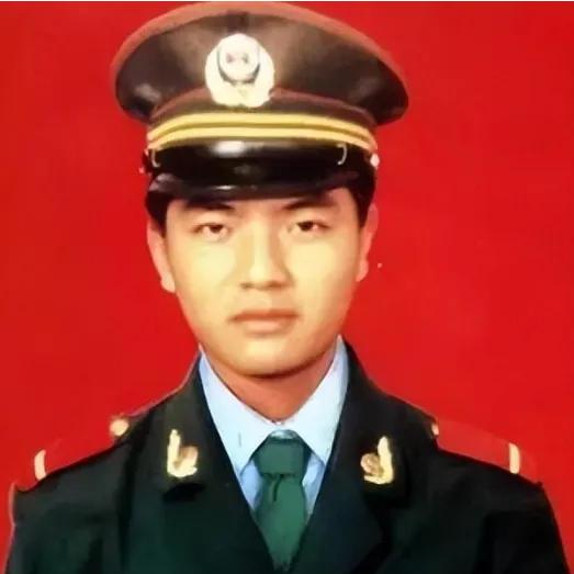 1992年10月，一武警战士独自押送四名不法分子回中队。突然，一个歹徒冲上来死死