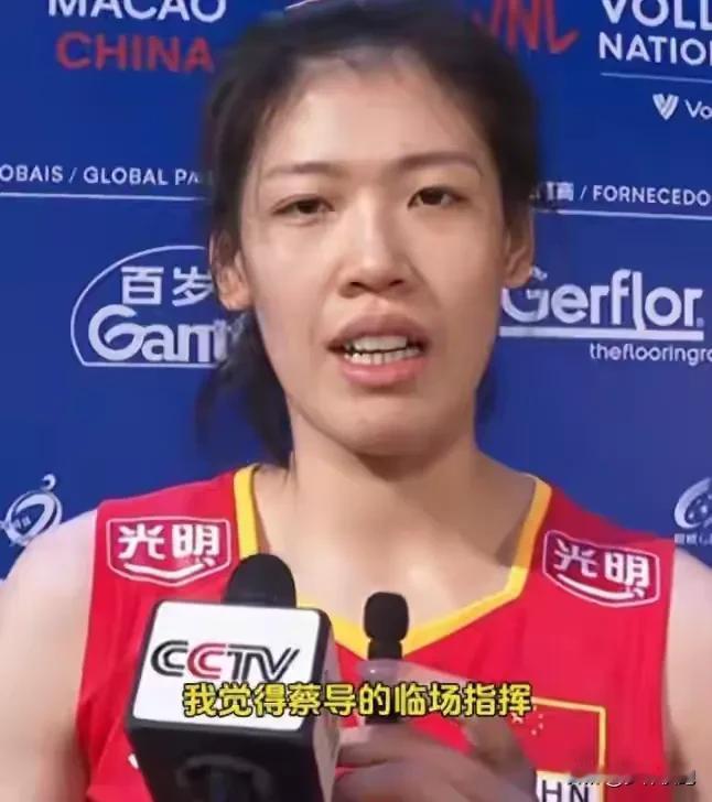 中国女排0-3不敌意大利女排，赛后李盈莹接受采访，记者问了两个问题:为何朱婷仅上