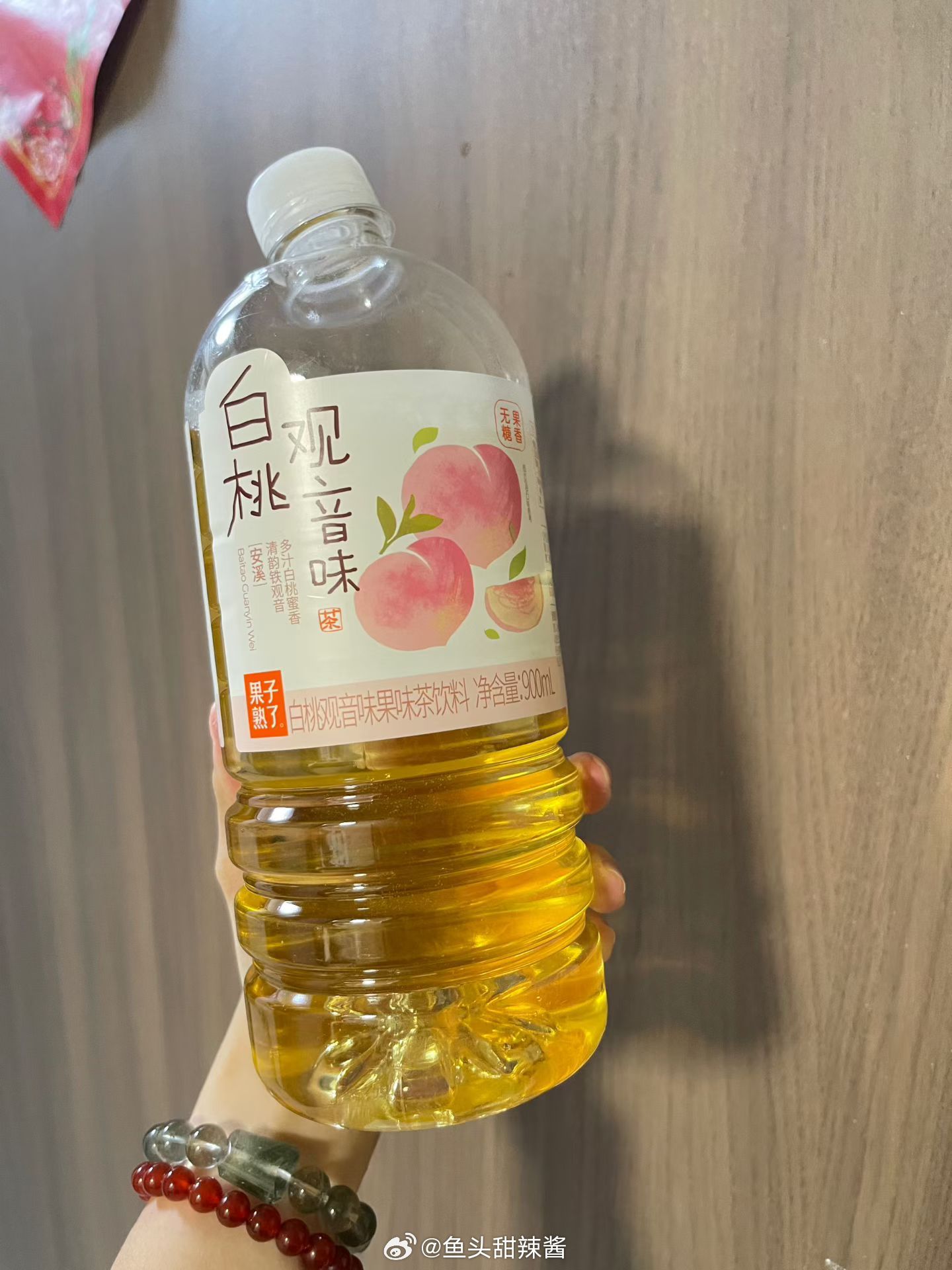 自从买了这个蜜桃水之后天天爱喝水强烈推荐哈哈哈哈哈健康又解渴～～就是淡淡白桃味的