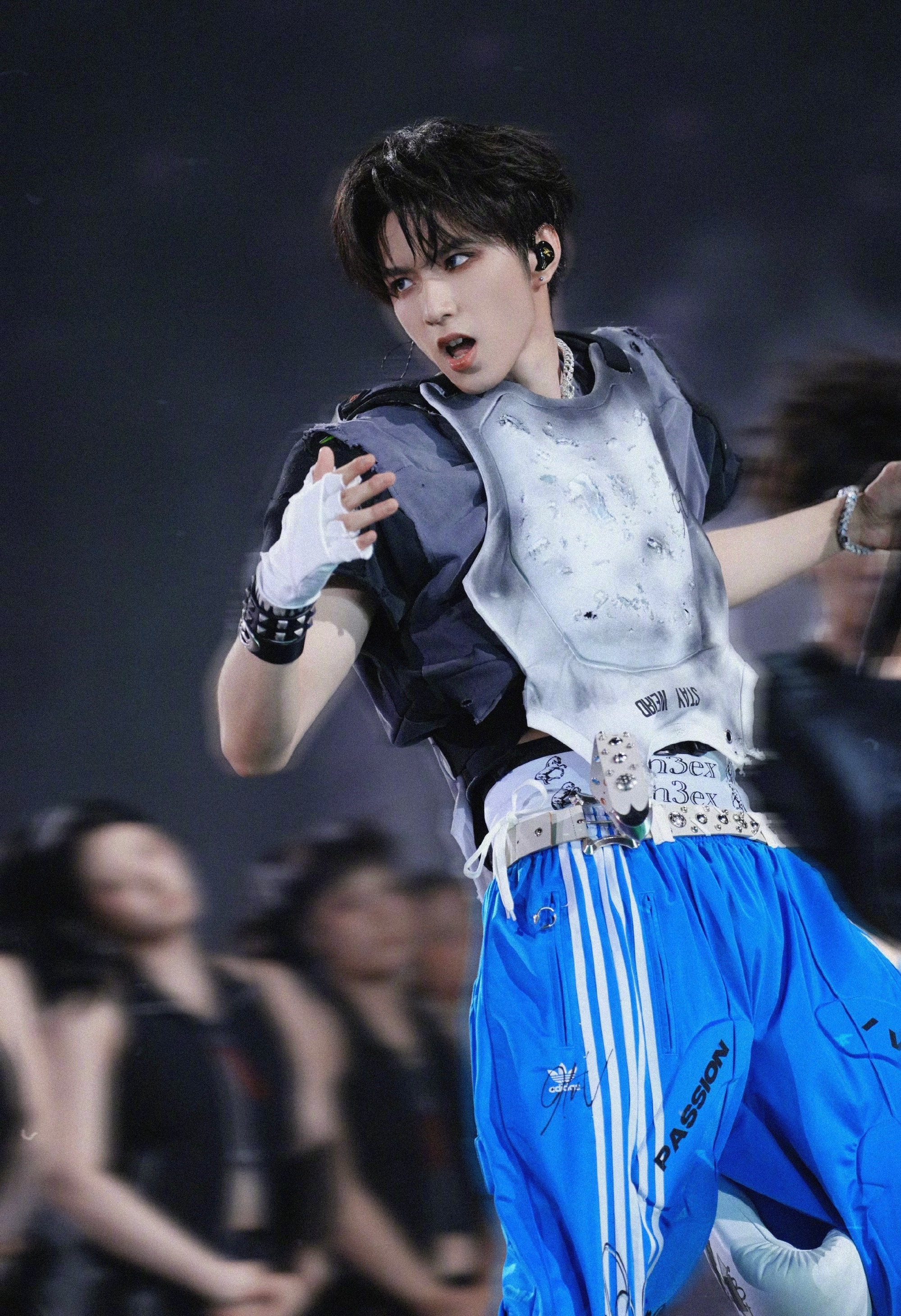 刘耀文  时代少年团「加冠礼」演唱会造型-DAY3 🥊 一套印象深刻的look