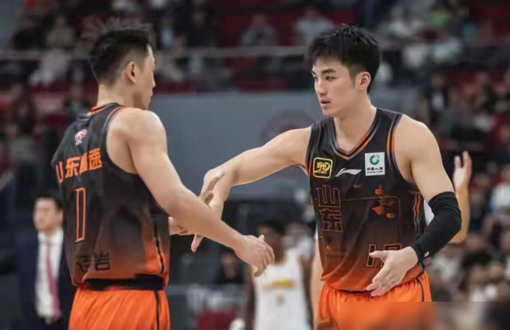 裁判的哨子，只吹山东队。
第四节最后五分钟，陶汉林伸了下手，第六次犯规离场。他