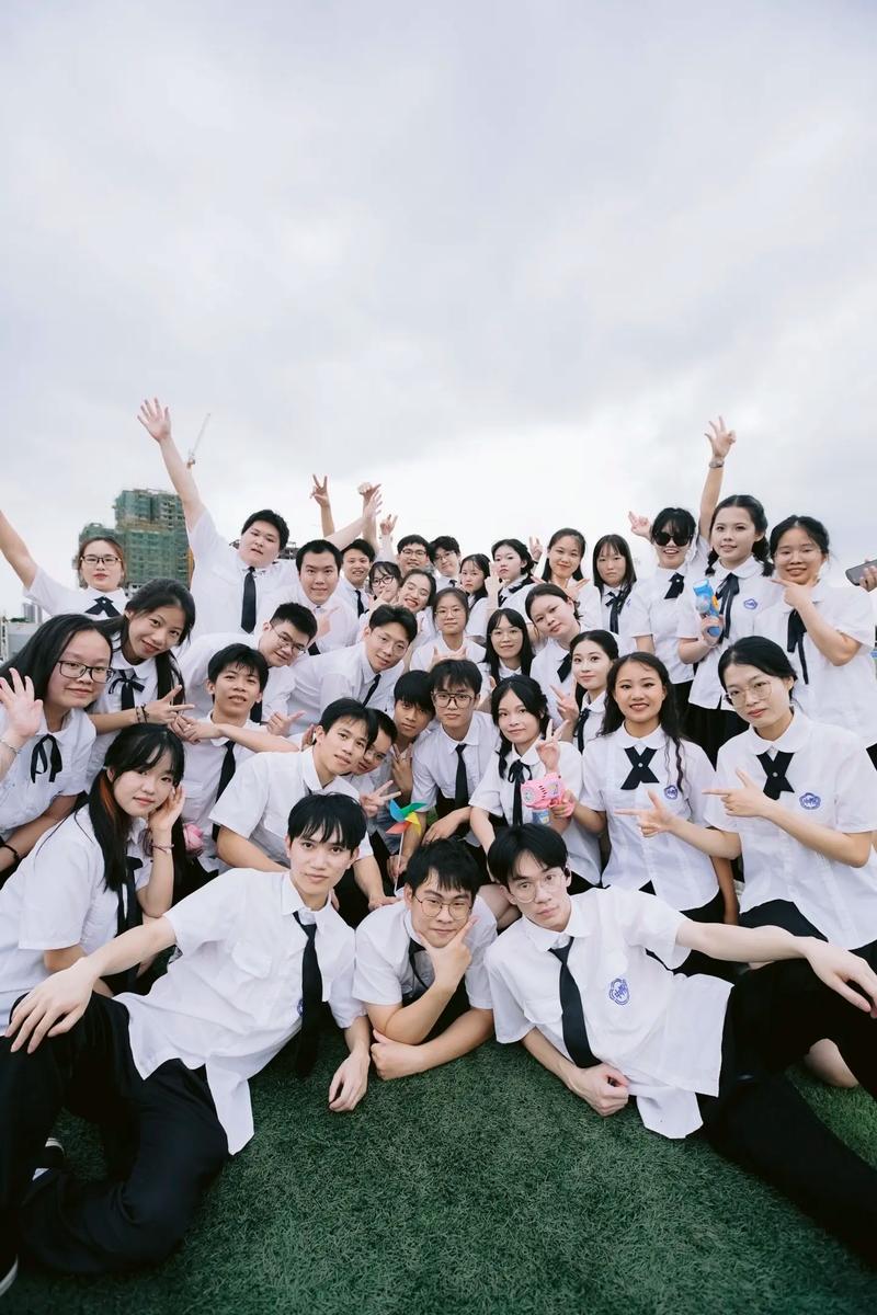 人的一生，其实是这样的，
出生长大点开始会叫爸妈，
后来知道自己有兄弟姐妹，
入