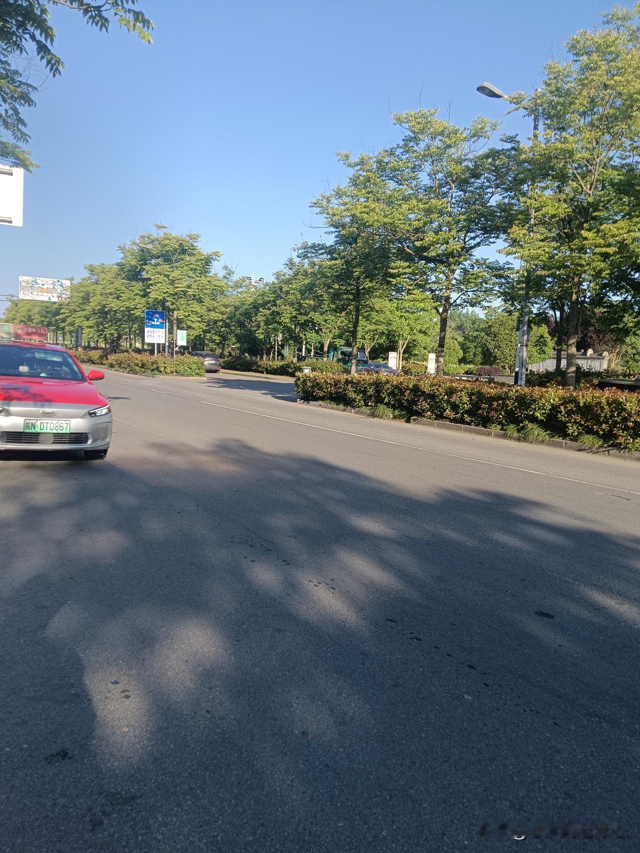 第一次这么早等公交车，早晨的空气好新鲜[呲牙][呲牙]