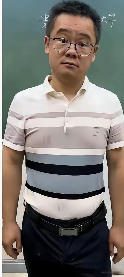 看看贵州这个老师，一个大男人，委屈的像个小媳妇，满脸的委屈，眼睛里都有泪了，一个