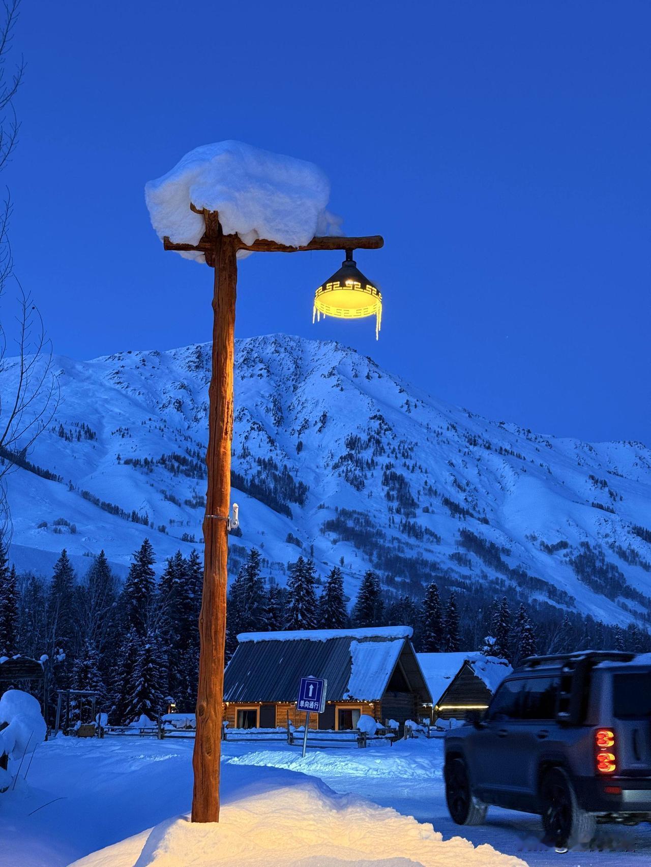 阿勒泰的雪后晴天太治愈人了！
小木屋的屋檐堆着厚雪，
天空是干净又温柔的蓝。
