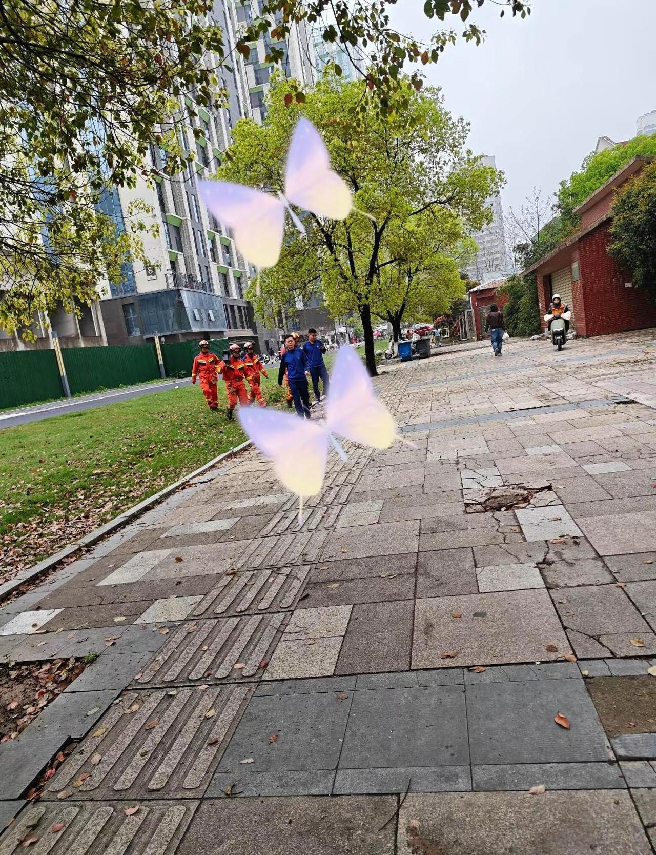 今天不小心把自己锁在门外，人生第一次拨打了119求助。非常感谢南昌消防的消防员们