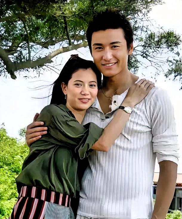 突然刷到一张老剧照，差点以为是现在的AI换脸！
 
这男的当年被喊“亚洲第一美男