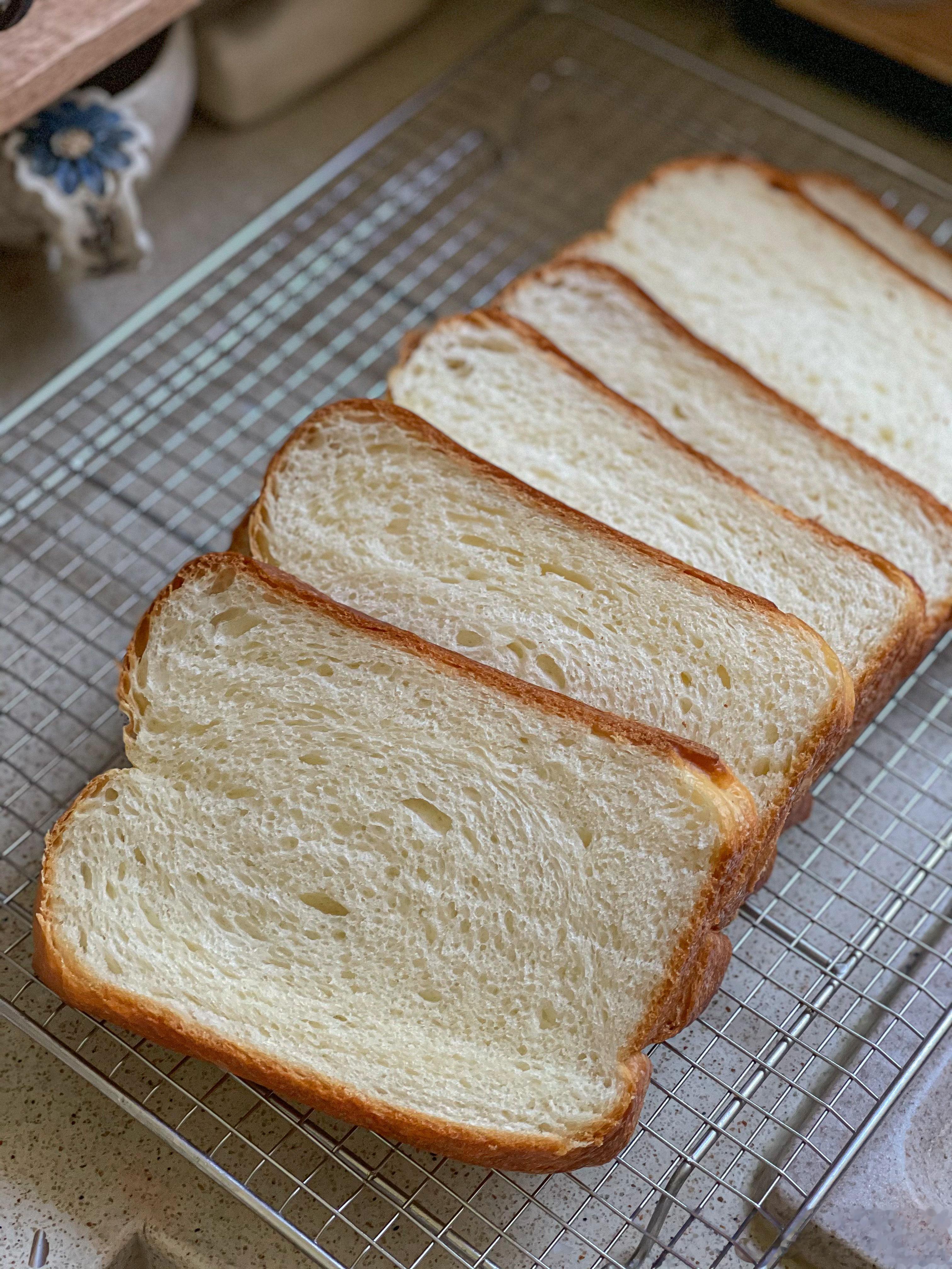 面包机做的吐司🍞很香很软，越嚼越香[哈哈]。下次烘烤颜色选浅，应该会更软更漂亮