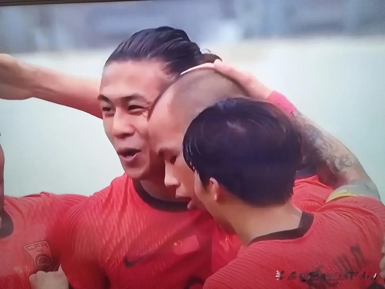 我们的光头厉害！中国队光头黄政宇进球啦！国足1比0领先香港队，今天谁胜谁就是季军