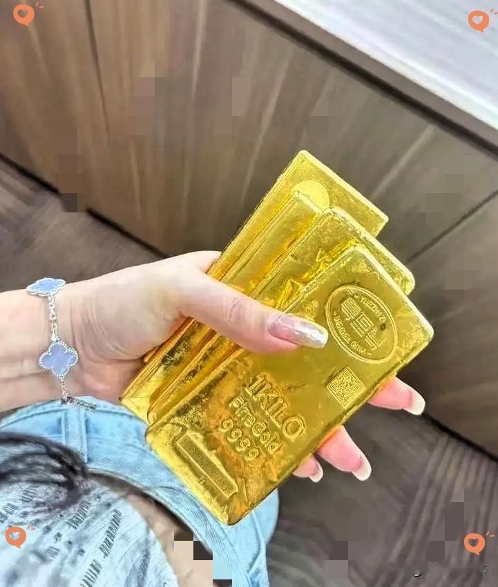 8月4日，

现在的金价已经不对劲了。

明明大盘金价跌了不少，可线下金店卖的首