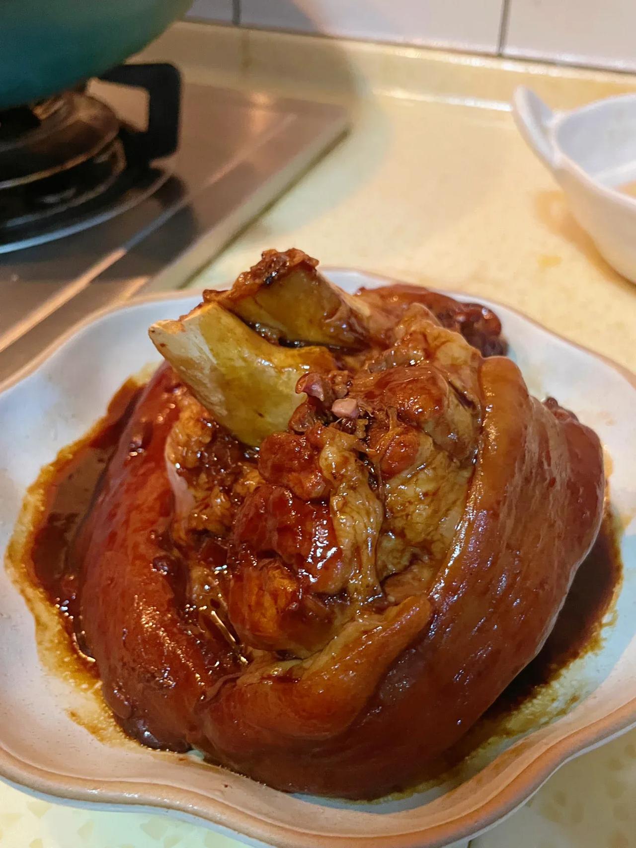 我是一个90后，那时候我真的非常能吃，特别是肉！几乎无肉不欢。

一次我可以一口