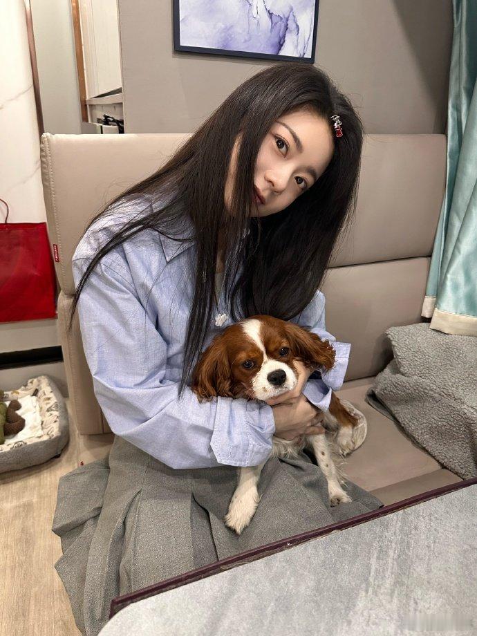 赵今麦和拿铁合照 赵今麦和狗狗拿铁合照 赵今麦和拿铁合照，麦麦条纹衫搭配休闲裤的