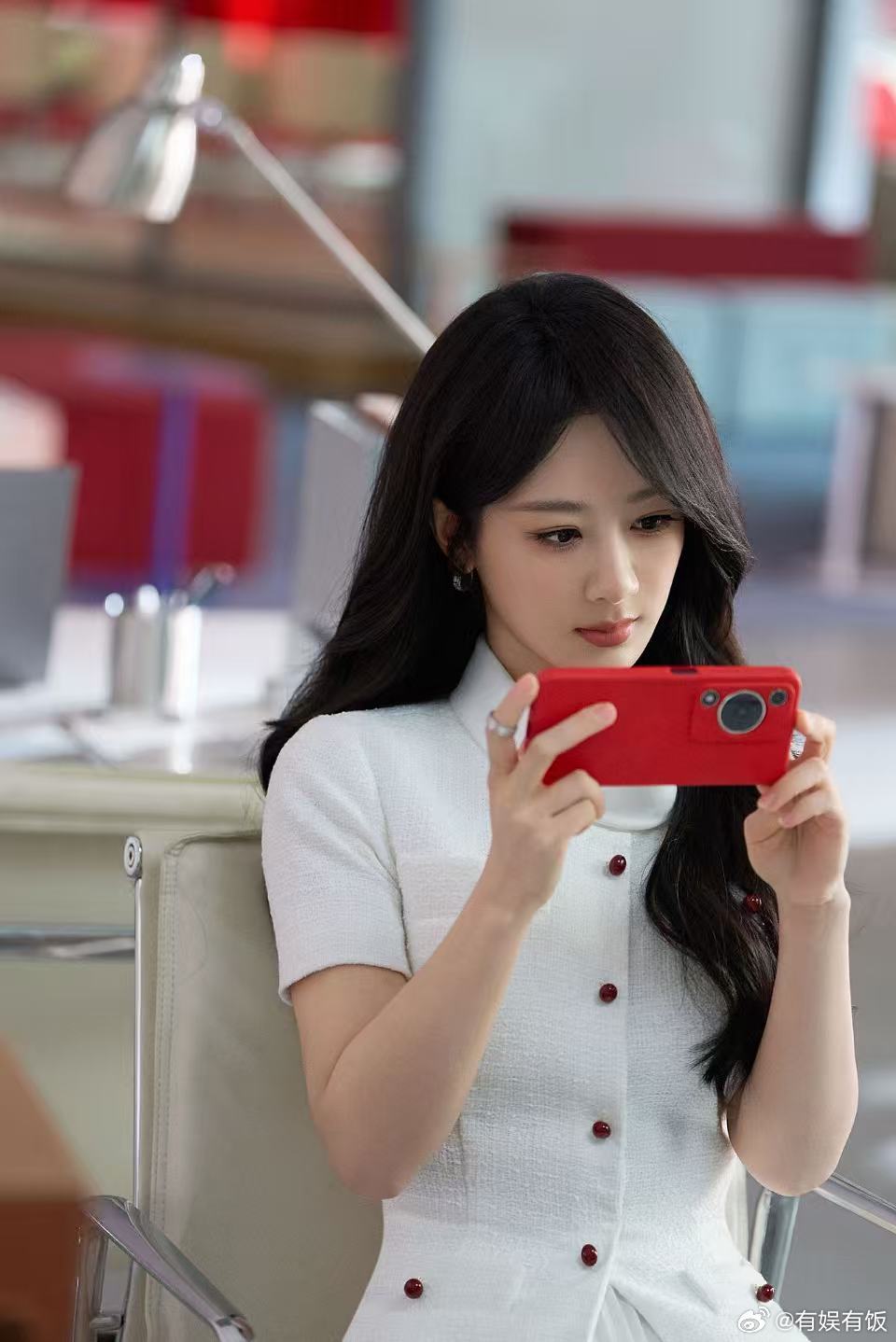 杨紫沉醉在春风里杨紫春日花絮图杨紫春日花絮图，沉醉在春风里，