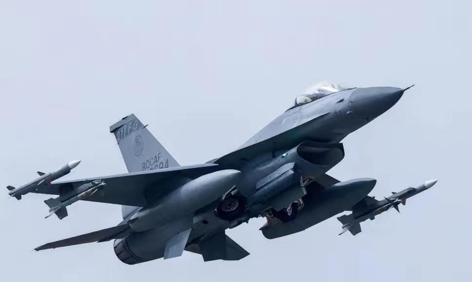 就在刚刚，台湾军方说，F-16 BLK70首架交付从2024年拖到今年9月，"已