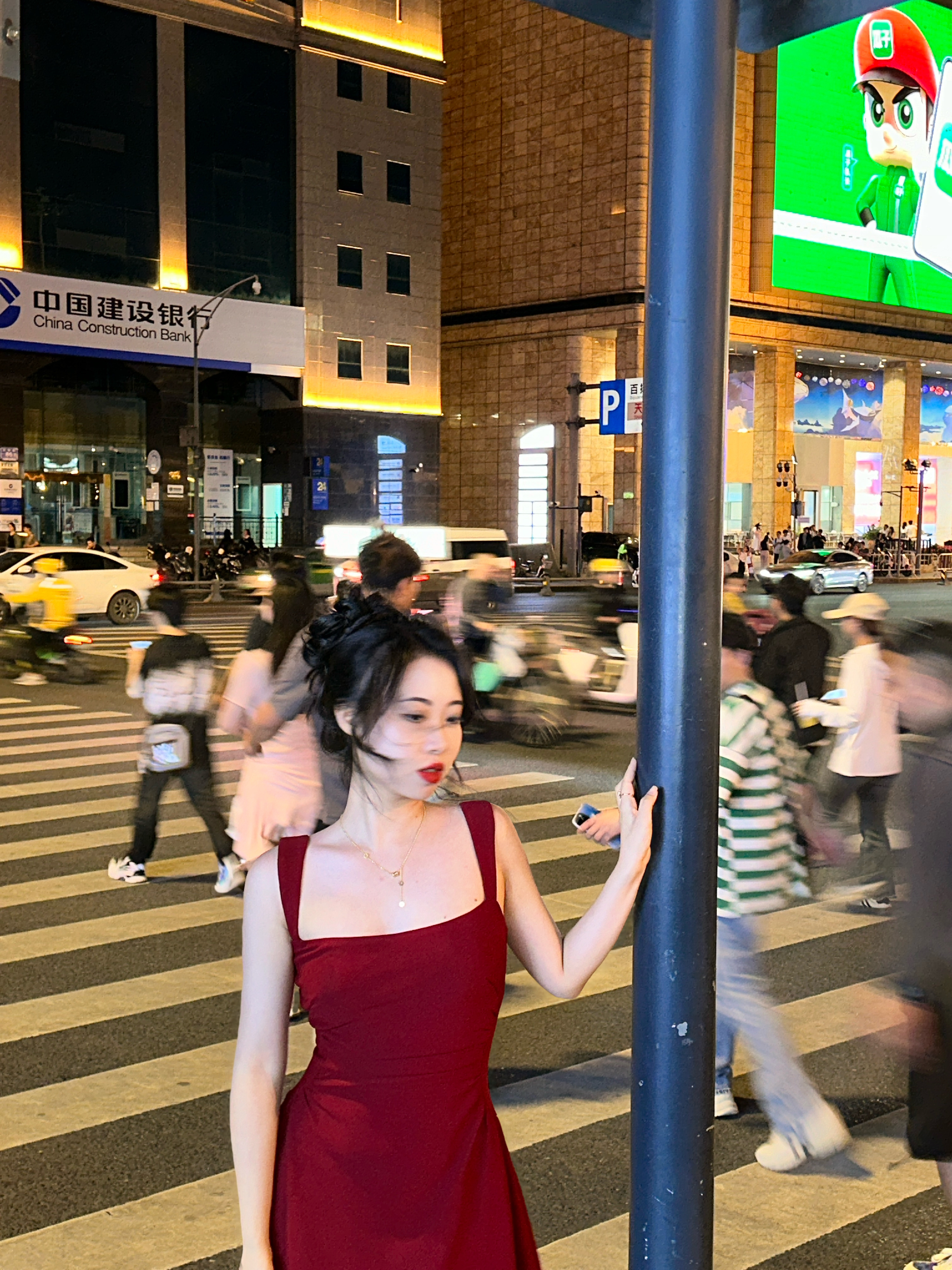“灵魂出窍的感觉，上扬的红唇，还有烟熏妆。”  ​​​