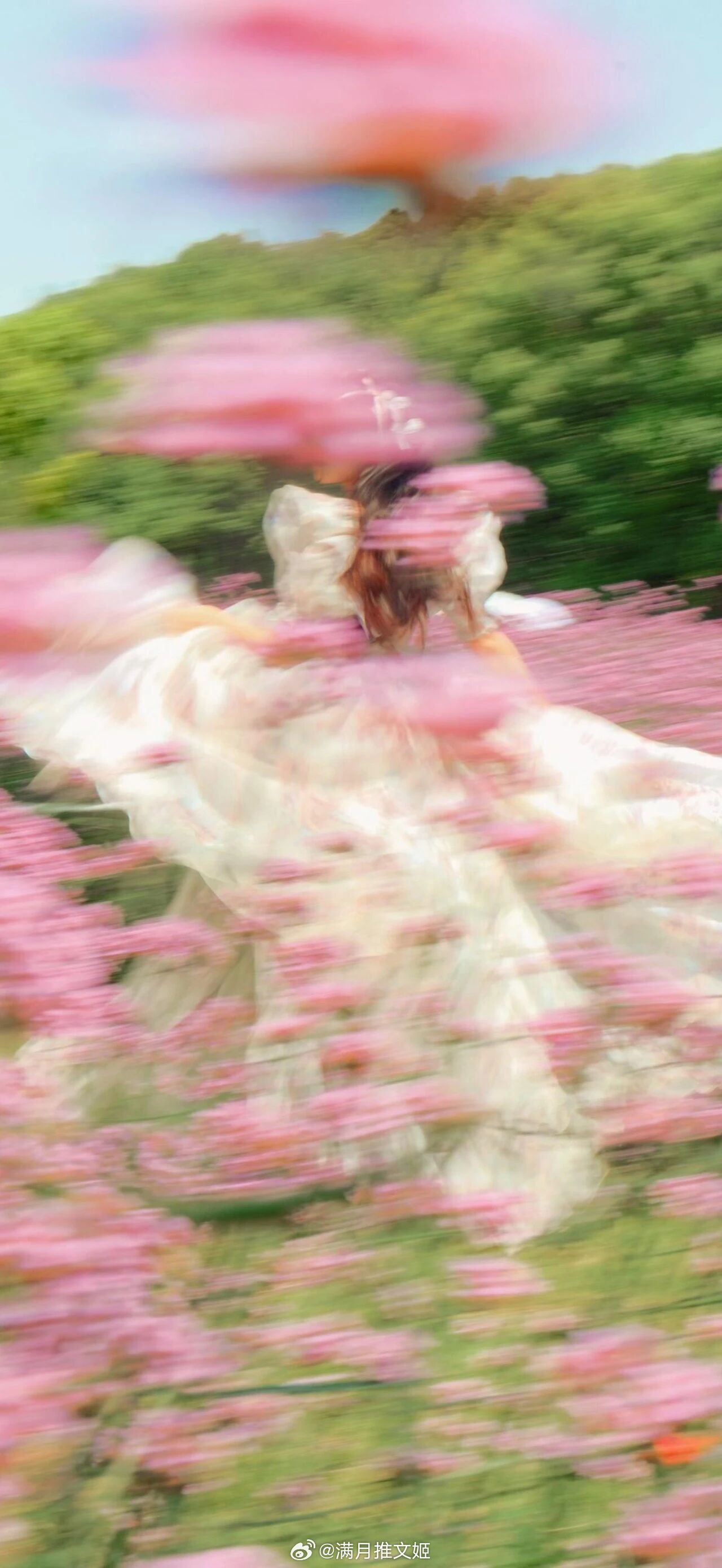 我喜欢雨水充沛的梅雨季，喜欢柑橘清香的衣服，喜欢到二楼躲水的时刻，喜欢楼下传来的