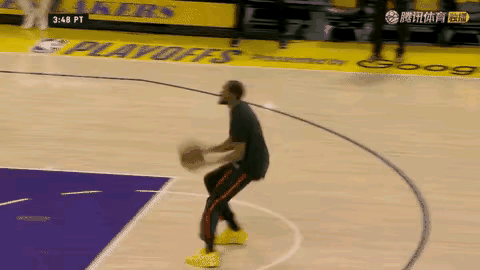 看杜兰特热身与走路细节，这次伤情可能不妙。

队内训练阿杜膝盖髌腱上方遭遇意外碰