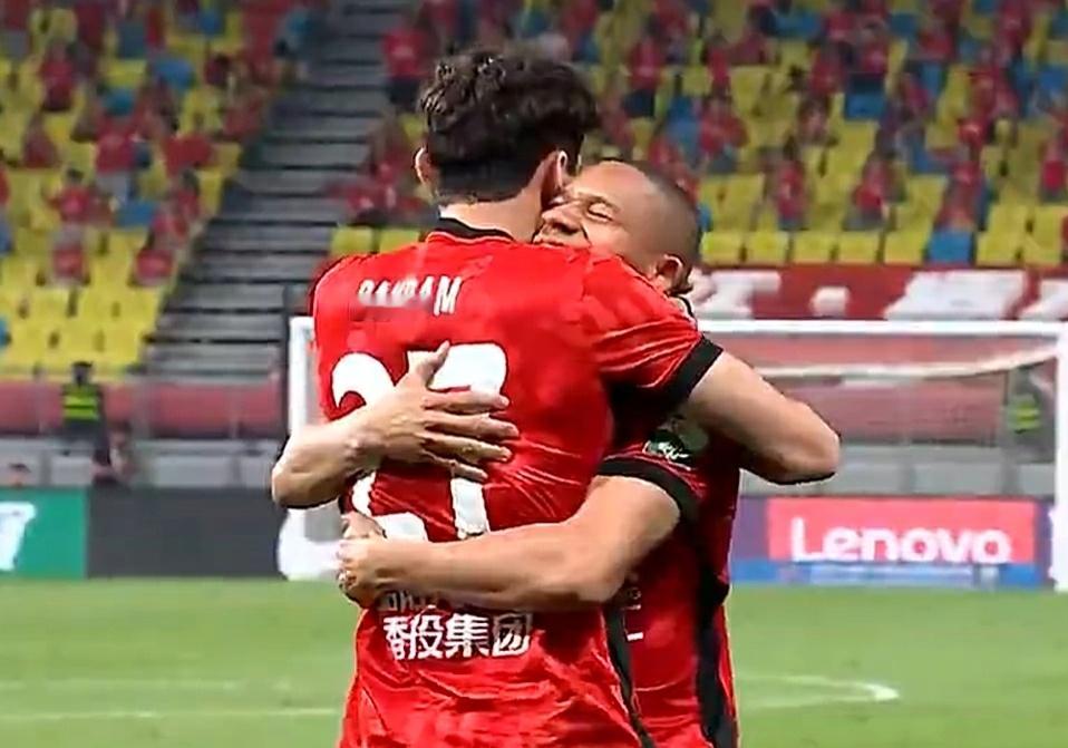 成都蓉城4比0浙江队  蓉城这边甘超刚刚染红，浙江队多打1人，但往前的传球就被抢