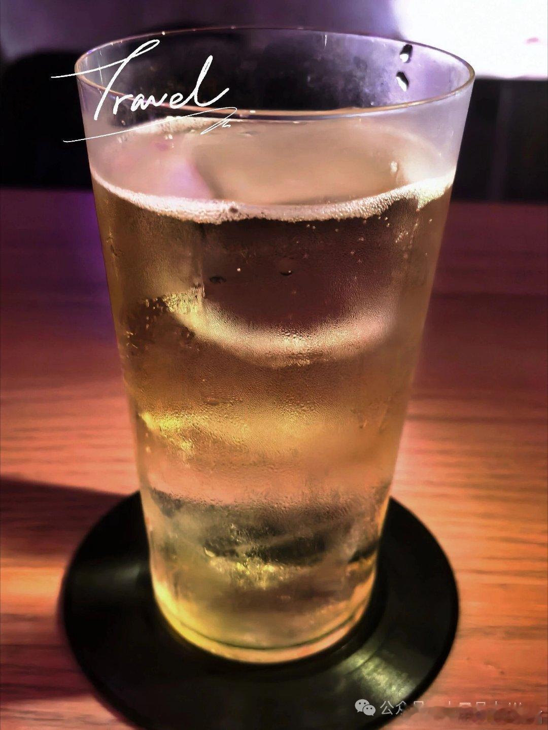 生活手记浅酌一杯老酒，褪去白日的奔波与浮躁。酒液入喉，先是微辣回甘，而后暖意慢慢