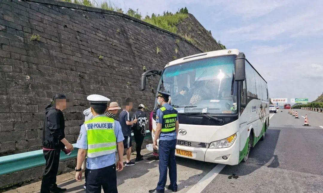 大巴司机因乘客闹肚子，在高速应急车道停车遭重罚，法院怎么判？

老刘怎么也没想到