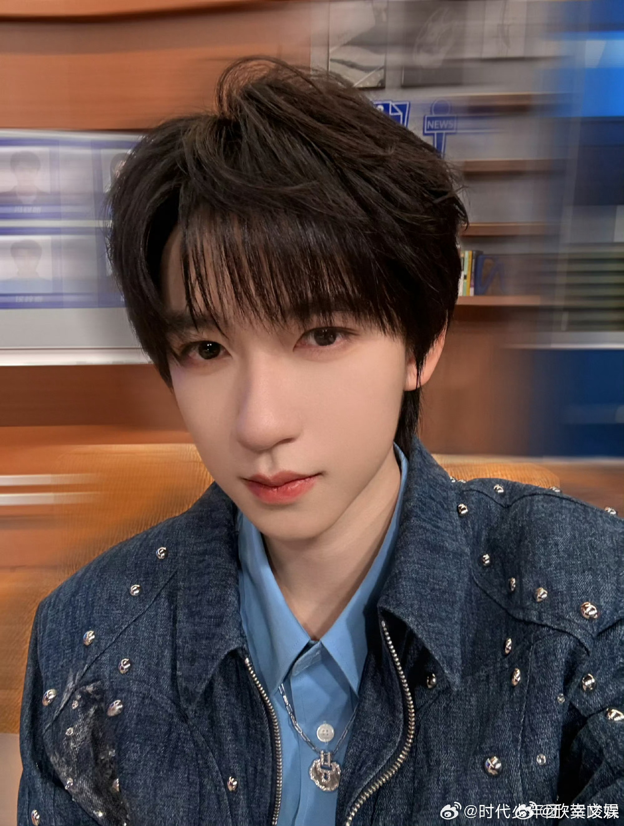 贺峻霖自拍他拍都帅贺峻霖说怎么拍都帅贺峻霖说怎么拍都帅，好看，[么么哒][么么哒