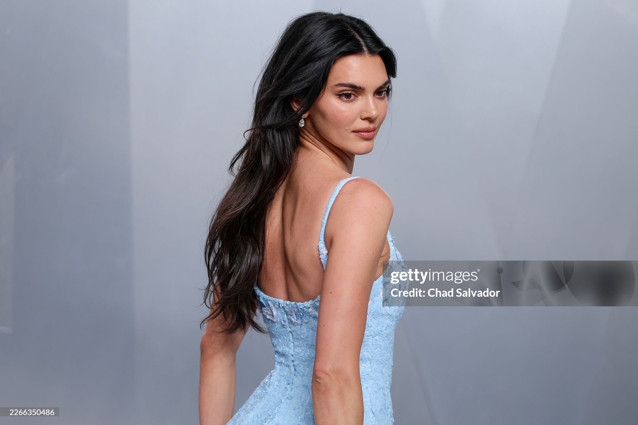 Kendall Jenner 亮相奥斯卡名利场派对裙装来自于 CHANEL by