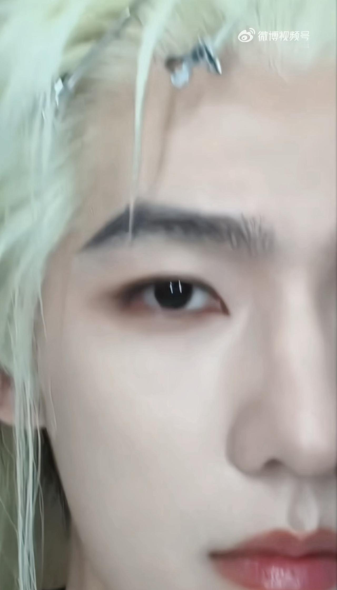 偷拍给你们看 
我们杨洋真的很萌吧🥰🥰哥哥多多分享🤲🏻这么帅的一张建模脸