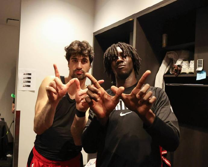 支持开拓者以下克上！赛季初的开拓者不也赢过雷霆吗！没什么大不了，季后赛一切皆有可