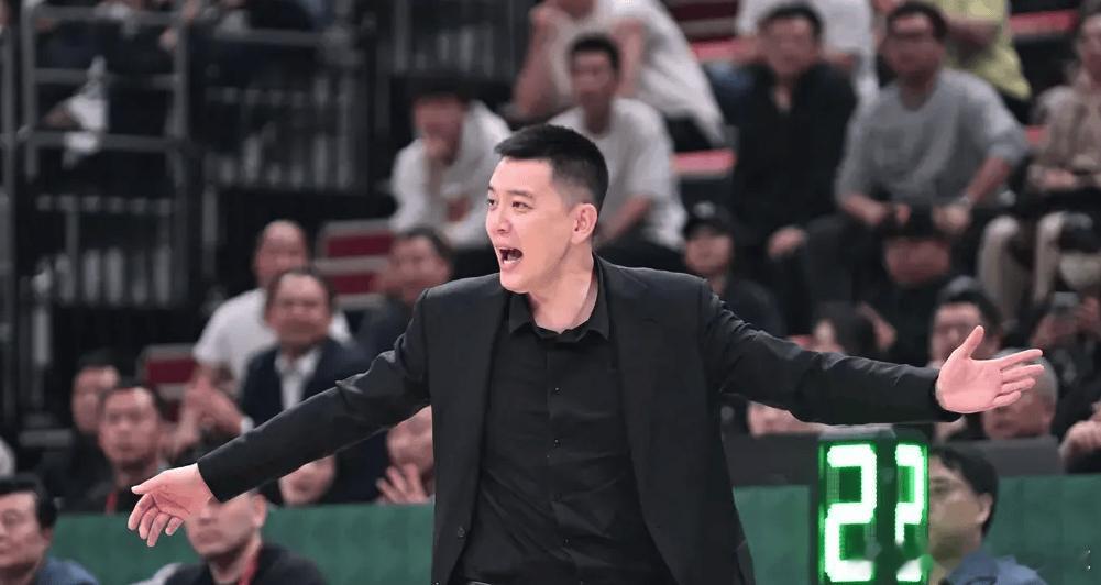 杨鸣指导表示：这届比赛我支持荷兰队，更多的是从感性的角度，因为过去辽宁队在CBA