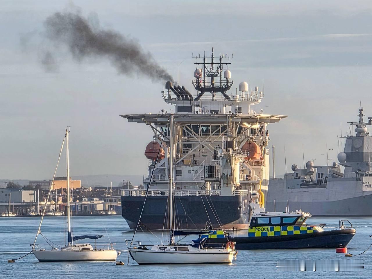 🇬🇧英国皇家海军专业扫雷舰“斯特灵城堡”号于2025年12月3日从其位于朴茨