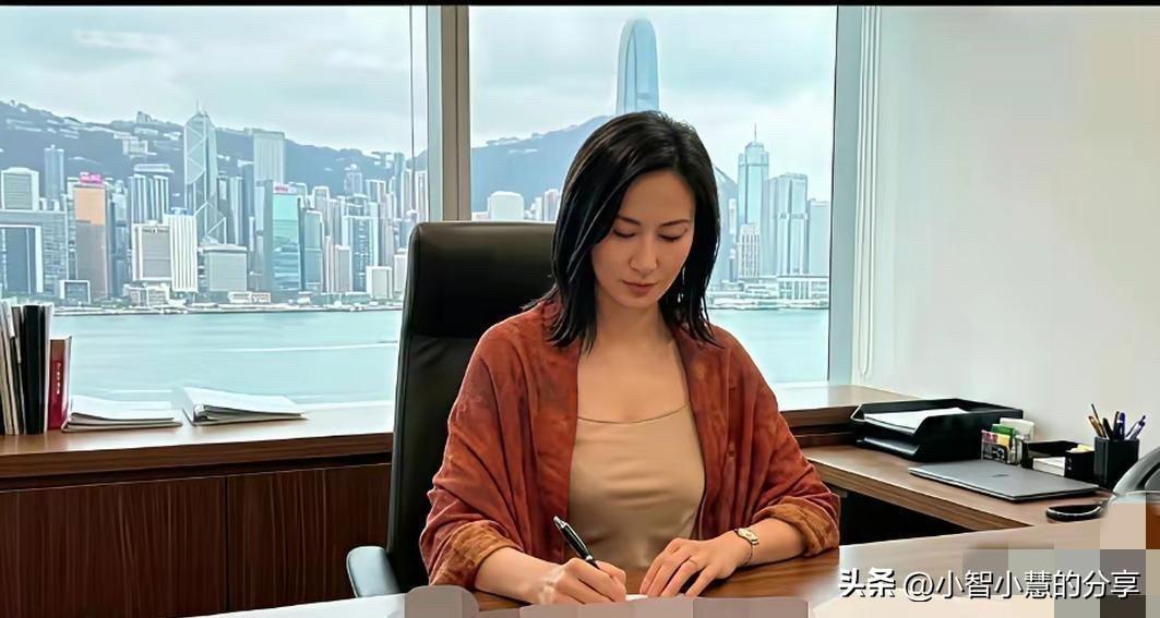 何超琼年轻的时候是颜值，智慧集一身的大美女，这么多年，可以称得上女神的唯有她一人