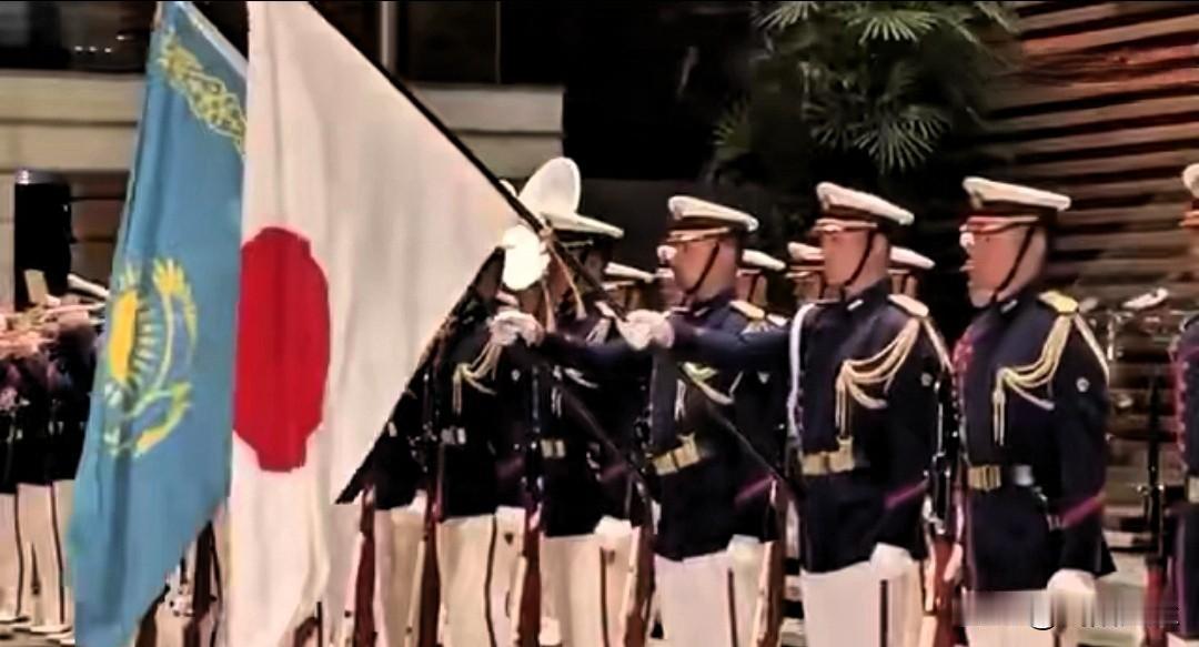 哈萨克斯坦总统托卡耶夫访问日本，高市早苗在首相官邸举行欢迎仪式。