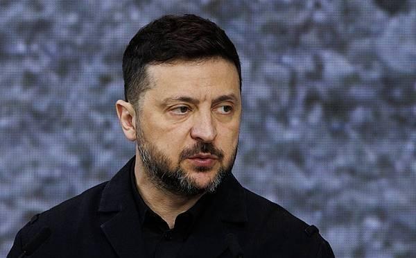 现在美国和俄罗斯的态度都已经很明确了，俄乌冲突若是想结束就需要泽连斯基的一句话，