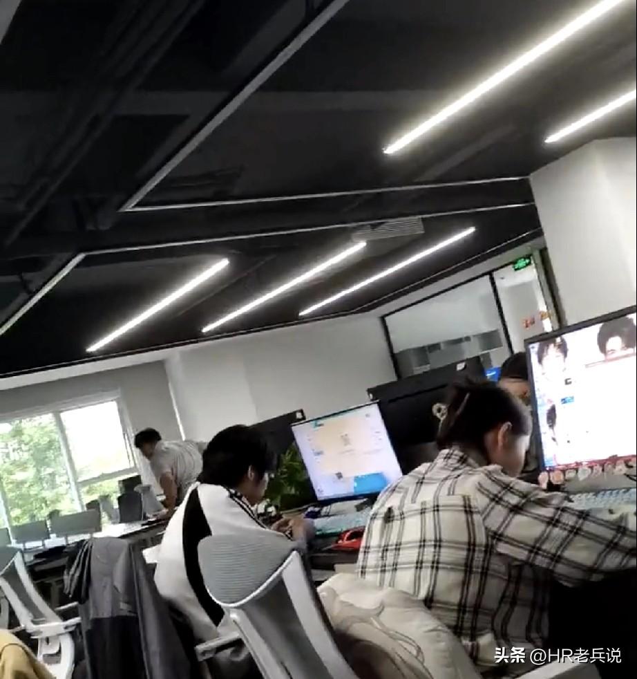 早上七点不到，老板就在公司hr工作群里让所有人上班后去他办公室一趟...hr总监