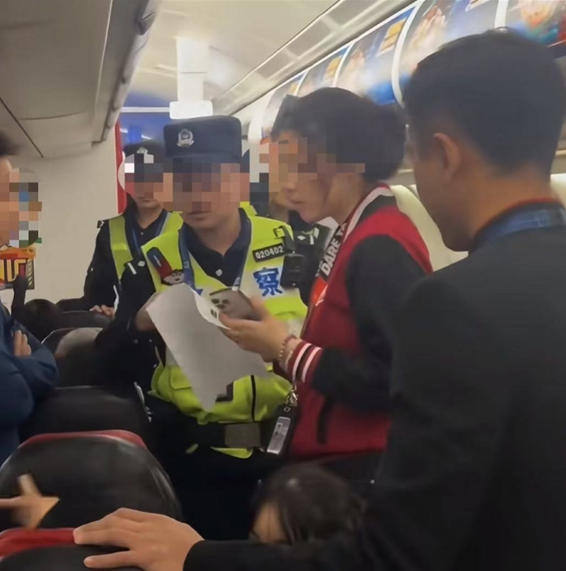 #亚航回应女乘客机上闹事被要求下机#【亚航回应重庆起飞航班上女乘客闹事被要求下机