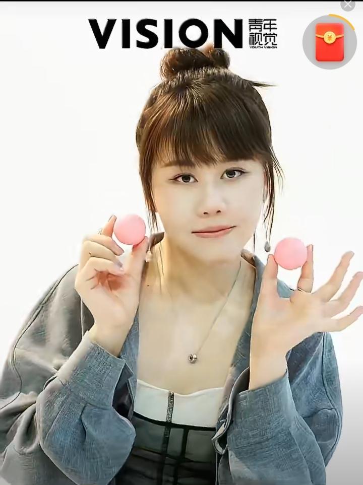 漂亮陈幸同[赞][笑哭]！
同同也开始接广告了，广告中的同同真是好看。
丸子头一