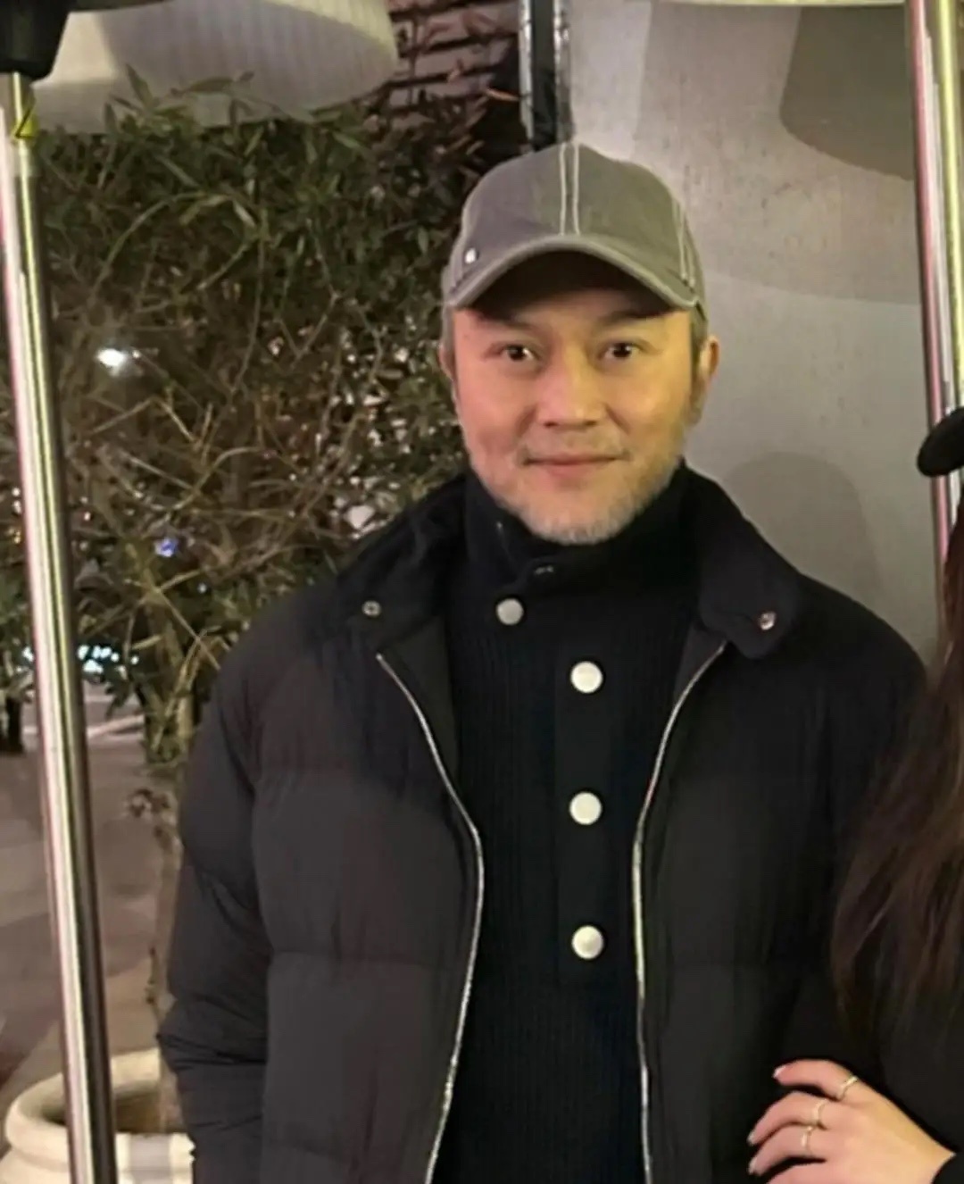 55岁张智霖在英国一家高级餐厅吃饭被偶遇，他看起来苍老了好多，现实中的他显得颇为