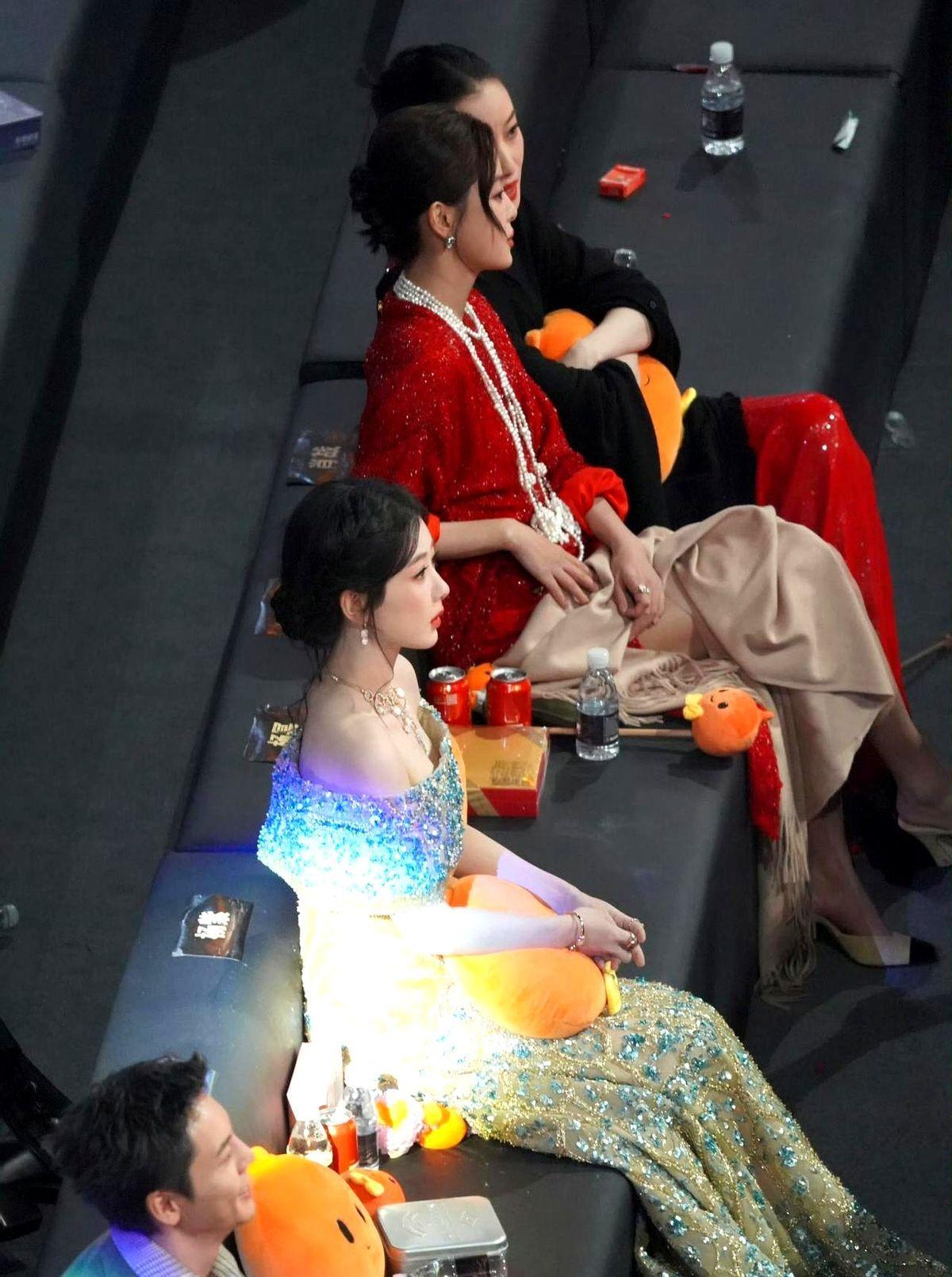 杨紫耳边那句“悄悄话”！
不是热搜，不是C位，是侯鸿亮亲自许诺“下个十年，还有你