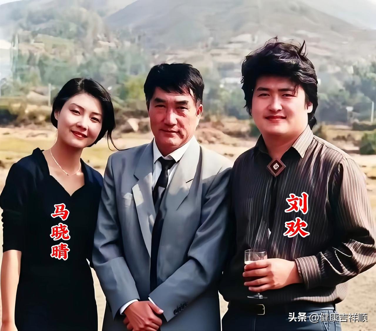 年轻时的马晓晴、刘欢与前辈并肩而立，光影间尽是当年荧幕与舞台的熟悉感。
中间的这
