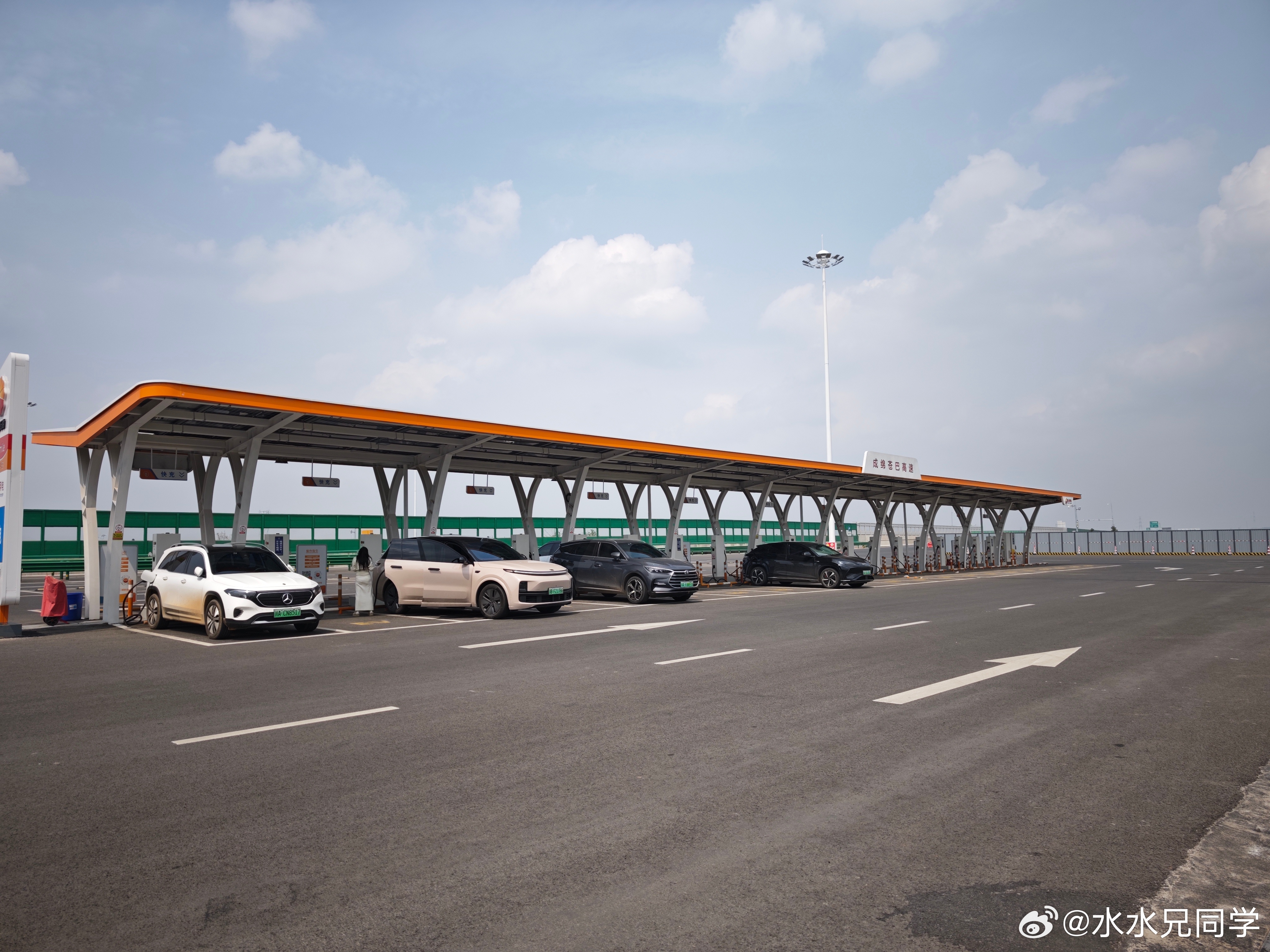 所有幻想的充电桩大量建设，春节也不排队的，我觉得这几乎是一个不可能的命题。途经的