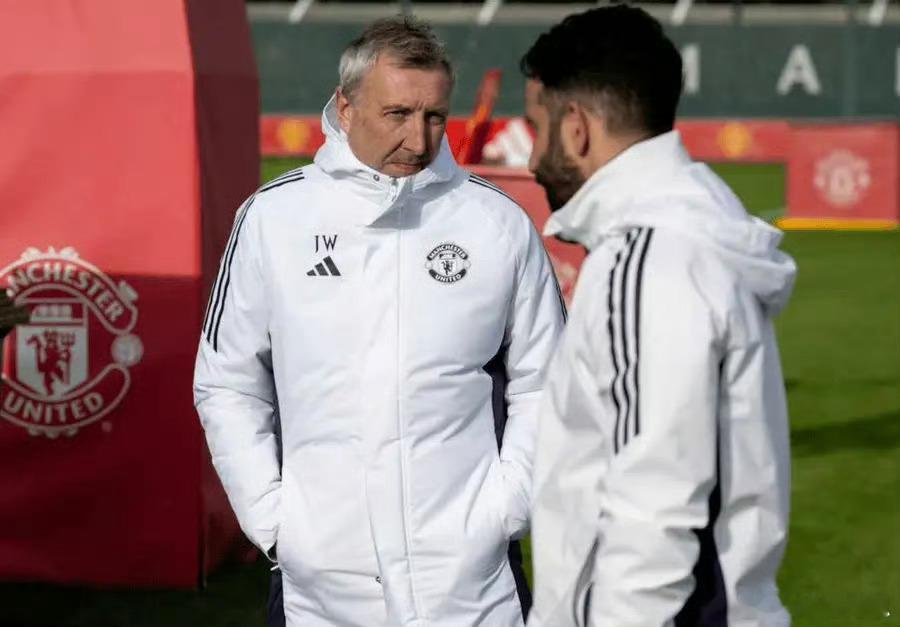 曼联对利兹联赛前，记者Jamie.Jackson用一段非常高超的技巧，撬出阿莫林