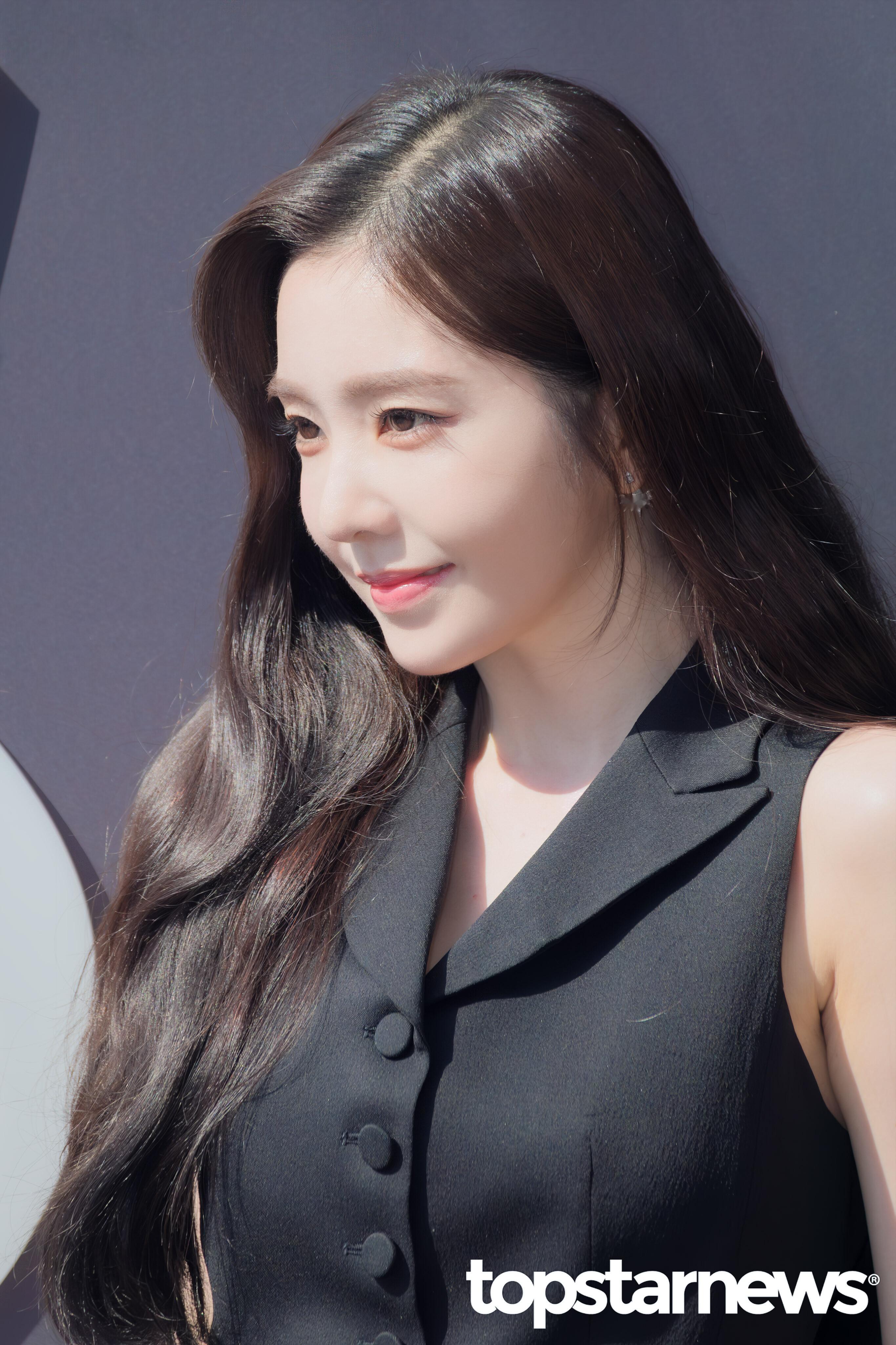 Irene[超话] 260903 YSL BEAUTY新闻图 ©topstarn