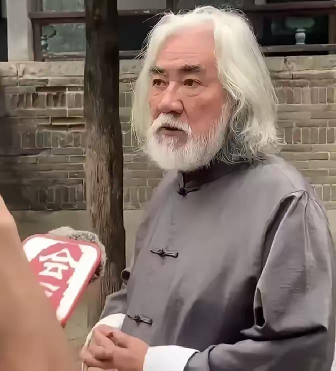 真的被某些人恶心到了！73岁的张纪中就算年纪大，也轮得到外人胡扯“什么时候走，等