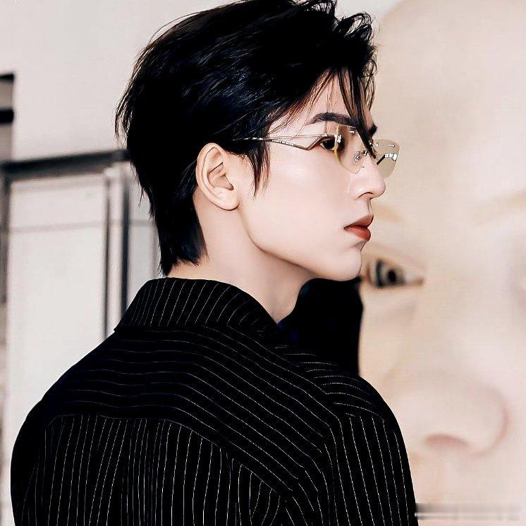 张凌赫说慕容清峄爱的笨拙谁懂啊！凌晨3点张凌赫 还在刷慕容清峄的角色解读。玛丽艳