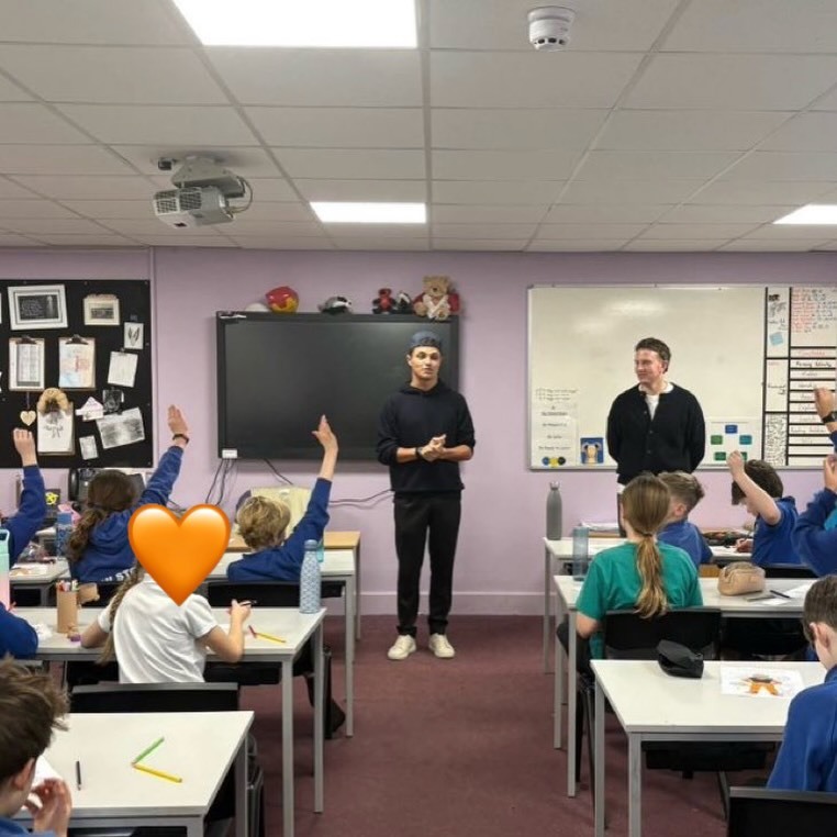 诺里斯回到了他曾在布里斯托尔念过的小学母校，进行了一次特别的访问。他参加了全校集