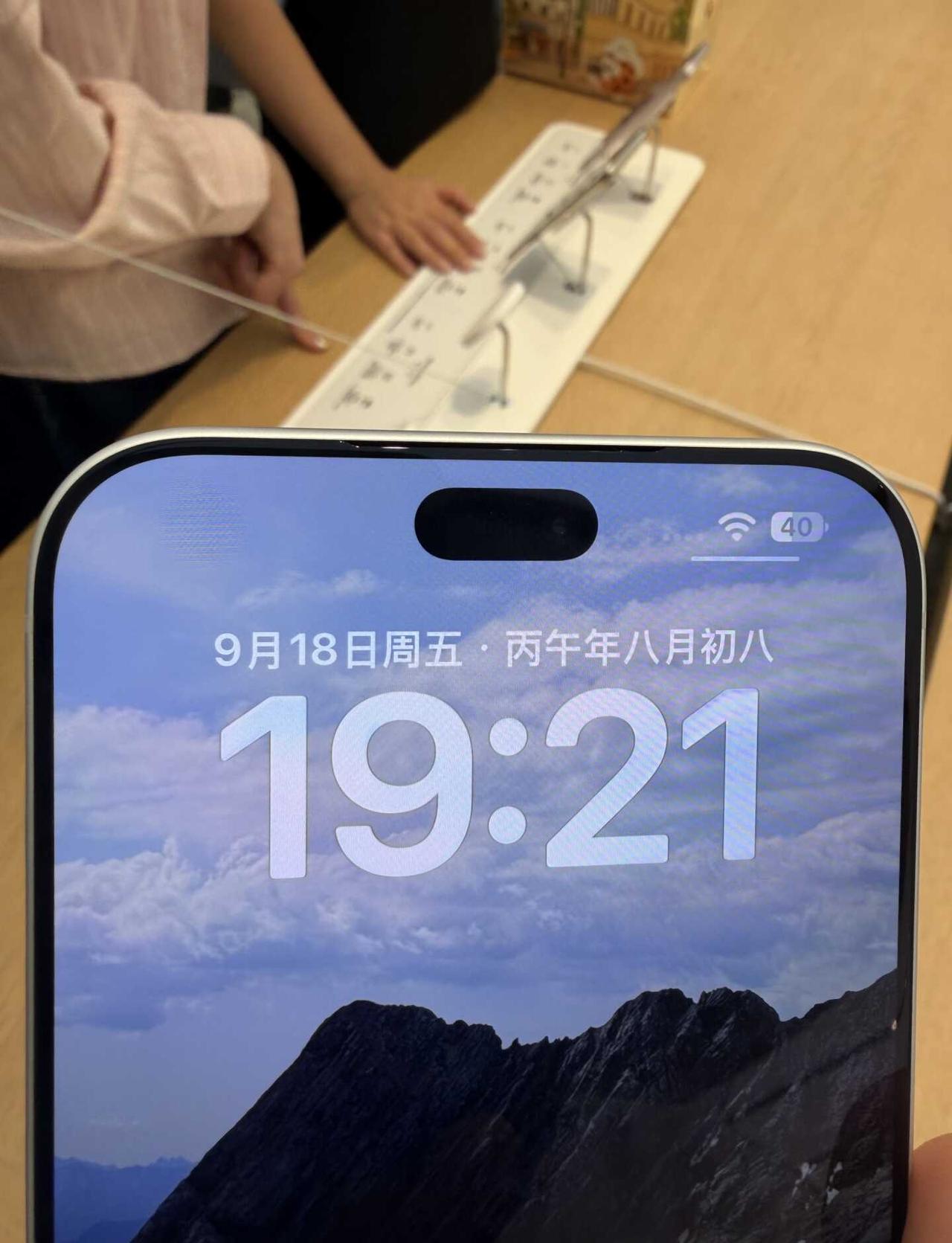 说实话 18pro 的这屏下红外有点鸡肋
好好的那一块屏幕就那附近糊着一点[捂脸