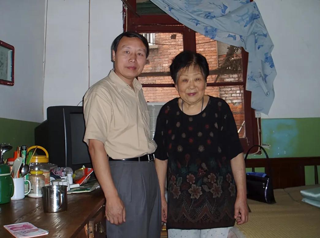 1940年，身为有夫之妇的袁竹林被日本兵强奸，怀孕之后，日本兵让她躺下，随后在她